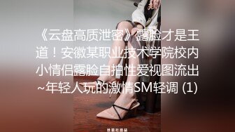 KTV女厕偷拍 长发高跟美女在B里面找什么呢 那么仔细