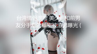 等电梯的少数民族着装美女 我们办公室一朵美丽的石榴花