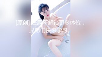  两个少妇没有男人拿振动棒模拟操逼，站立后入一下下往前顶