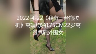 商场厕拍系列38 戴着大金链子的社会姐很仔细的摩擦阴唇很大的毛穴