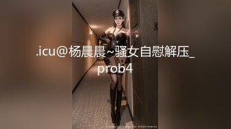 喝尿的骚女人让小哥各种玩弄，全程露脸大奶子大屁股，深喉大鸡巴，让小哥无套爆草蝴蝶骚穴，直接内射中出