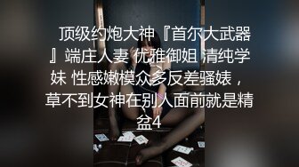 露脸女友握着我的鸡巴，舔着我的胸