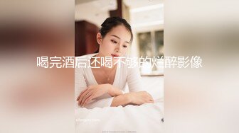 尾随妹子进女厕偷窥为了拍脸被眼镜美女发现了仔细观摩好一会儿，幸好没有喊人！