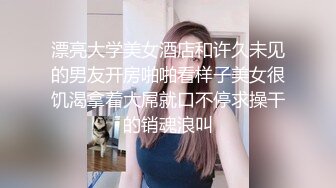  居家摄像头破解大叔一边抠着丝袜媳妇的骚B一边看电视⭐媳妇被他抠的受不了了直接打一炮