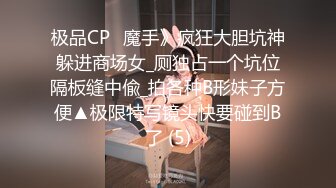 不能出门的小夫妻只能在家活动