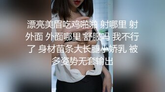 帅气小伙双飞两位熟女大姐全程露脸，躺在床上享受大姐的口活激情上位，轮草两女大奶子乱晃