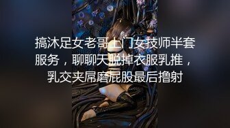 皮肤特白的少妇，老公夜班领我去她家客厅