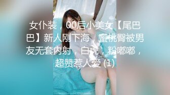 样子闷骚的华裔脸孔眼镜大学生美女在床上上网被大洋屌男友要求吃屌后入性感美臀