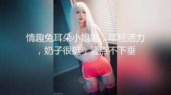 程序员的周末加班惊喜，公厕偶遇全裸女神，男厕所里草的她忍不住的呻吟