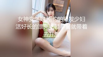 哺乳期奶妈的诱惑，双手挤奶给狼友喝小半碗新鲜的哺乳鲜奶，丝袜诱惑无毛白虎逼让小哥手掌塞进去抠出大洞洞