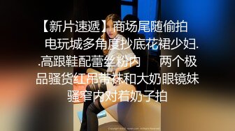 本人比照片还漂亮，花臂纹身娇小美女，撩下衣服就要吸奶子，跪着深喉舔屌，抱起来撞击爆插，如此美女连续搞了两炮