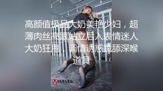 沃尔玛超市遇见瓜子脸美女小姐姐，遂跟着上厕所偷拍她尿尿，有人进来赶紧躲到对面厕所继续拍，小尿还蛮性感！1