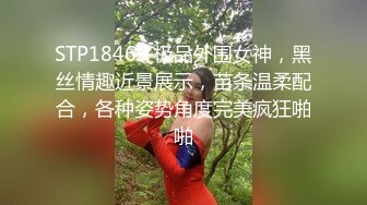 双女仆抢吃一根肉棒