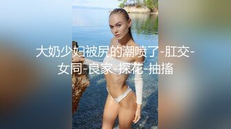  00后小姐妹在床上一起伺候小哥，交大鸡巴舔乳头，互相抚慰玩弄骚穴和奶子，让小哥床上床下各种抽插爆草