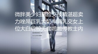 火辣性感风CD小薰 时尚打扮出街露出，大鸡巴硬起来挂在牛仔裤外面 这种露出方式好刺激呀，回到走廊夹腿高潮！！