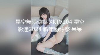 偷拍美女裙底风光 成都车展银色连衣裙细高跟极品美女，白色窄内 UR级反差骚货黑丝筒袜配情趣开档内裤