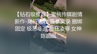 逼逼很嫩逼毛很有型的黑丝小骚骚，揉奶玩逼听指挥道具摩擦骚穴直冒白浆