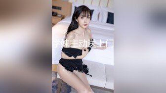 骚骚红唇少妇和闺蜜两女一男双飞大战，撕裆拨开丁字裤揉穴，双女互舔逼边摸蛋蛋猛操，操玩一个再换另一个操