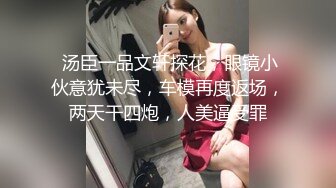 甜美骚骚小妞和小男友居家操逼，短裙骑在身上抽插，搞一会自己拿道具自慰，男友JB有点小，貌似满足不了