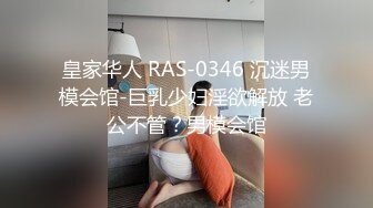 漂亮美眉打乳钉