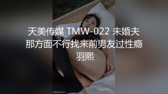 都市漂亮美人，带着女娃娃来试穿婚纱，换衣服盯着天花板看，眼睛瞪得大大的！