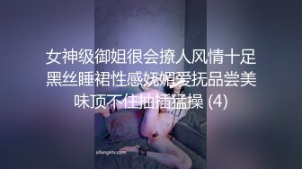 爽到高潮骚妇边操边抚摸阴蒂