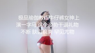 【新片速遞】  风骚的黑丝少妇露脸被两个大哥玩弄蹂躏，让大哥草嘴口交揉奶玩逼，双洞齐插小嘴都不闲着，淫声荡语不断真骚