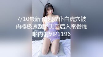 胸大小姐姐被压着后入