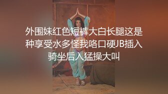 偷拍女神上厕所，抽着烟，好屌