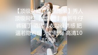  甜美少女炮友操逼娇小身材粉嫩小穴黑丝袜张开双腿，从下往上视角，后入慢慢操，低低呻吟娇喘