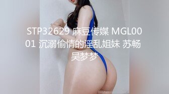 看到眼镜妹和她男朋友悄悄进了男生洗澡间我就知道肯定会好戏看，走进一看果然没让我失望