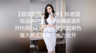 玩弄淫荡小骚妇，跟狼友撩骚互动听指挥，原味内裤舔骚货的奶子，床上各种姿势爆草抽插，淫声荡语表情好骚啊