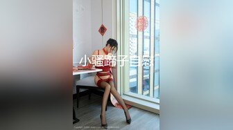 【新片速遞】  商场女厕小手电补光偷拍牛子裤美女肥美的大鲍鱼