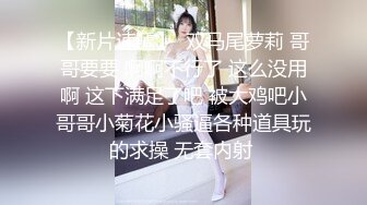 技术型大神，商场尾随2位美女小姐姐极限抄底，2位女神都属于反差闷骚型，透明内裤阴毛清晰可见