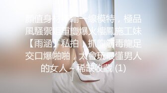 漂亮大眼睛超清纯气质美女下海小尺度秀，撩起小背心揉捏奶子，特写揉穴非常粉嫩，双指夹住左右摆弄诱惑