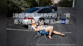 丝袜高跟露脸颜值不错的女模特镜头前发骚，大黑牛假鸡巴深喉舔弄，淫声荡语掰开骚穴看特写