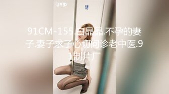 只穿着一件裹胸黑衣的性感大长腿美女 下体逼毛黑黝黝