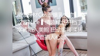 母狗老婆张开双腿自慰, 被老公揉骚逼特写