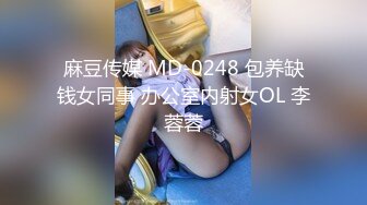 乖女儿又来了全程露脸跟妈妈一起大秀直播，被妈妈扒光了吃奶玩逼AV棒摩擦阴蒂，特写展示粉嫩还没几根毛毛