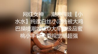 后入骚货，自己动手放进去，声音很淫荡