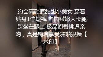   年轻小夫妻各玩各的，白虎穴龟头在上面不停的摩擦，撸硬就想玩深喉