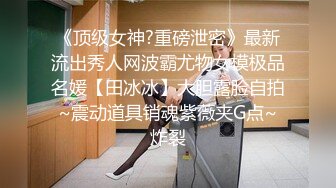 【新片速遞】  YC商场抄底齐逼白裙黄发小美妞❤️蕾丝黑窄内遮盖不住肥臀和深沟