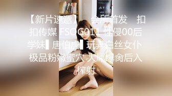 邊看美劇邊享受性感女友的口活服務 豐滿身材十分誘