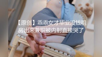 骚劲十足轻熟女连体吊带网袜揉穴自摸猛操屁股转战床上