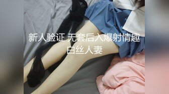 熟女少妇水晶道具深插白虎穴，掰开大腿来回进出虎穴，淫水很多呻吟不止