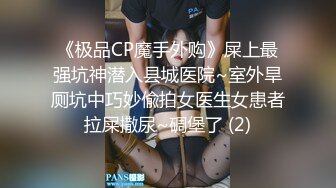 小嫂子的诱惑，厨房剪小龙虾，翘着屁股玩跳蛋，多毛骚逼，老公滴蜡，掏出JB舔屌，边做菜边自慰