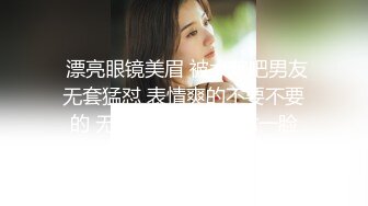 牛仔裤短T恤，性感母狗在线上床，完美炮架子