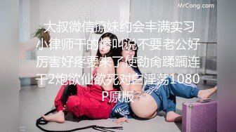 新人00後可爱姐妹花携手下海,俩妹子出奇的嫩,差个猛男满足壹下