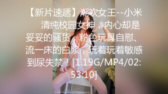  女仆装露脸小母狗，床上的极品尤物高颜值让小哥玩弄，交大鸡巴压在身下揉奶草穴