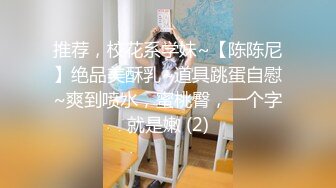 【新片速遞】   新人妹子，刚洗洗澡在吹吹头发直播给狼友看身材还不停自慰手指抠逼